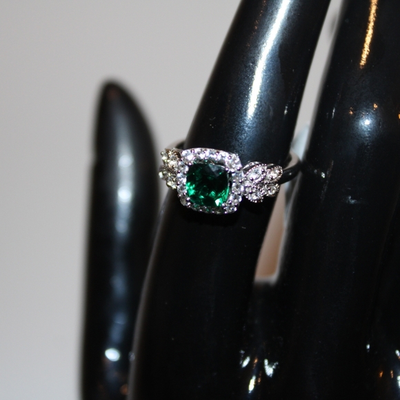 Brand new Sapphire and Emerald ring - Picture 4 of 5
